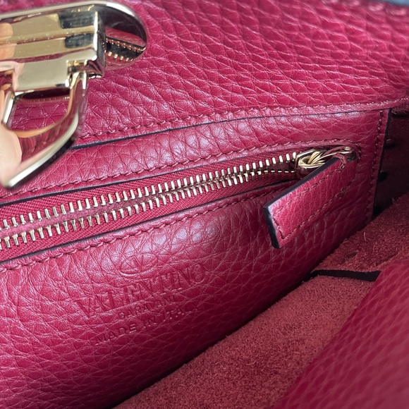 VALENTINO. Valentino Garavani Rockstud Small leather shoulder bag. Rosso. - Picture 12 of 16